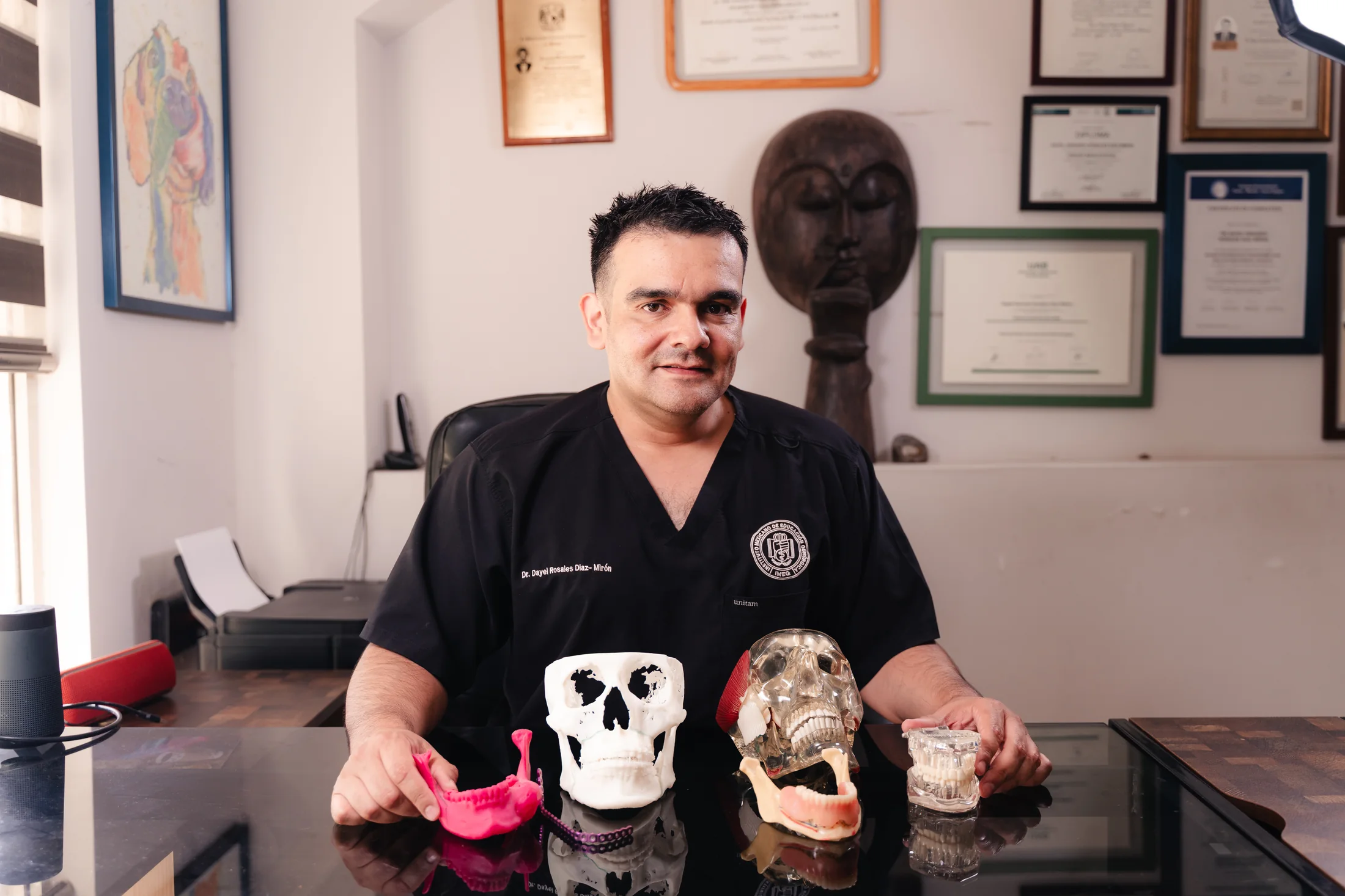 Dr. Dayel Rosales explicando modelos anatómicos